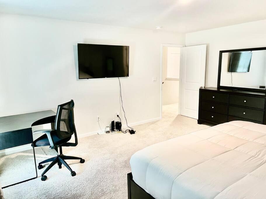 Spacious 4-Bedroom House,6Beds With Office Space Charlotte Bagian luar foto