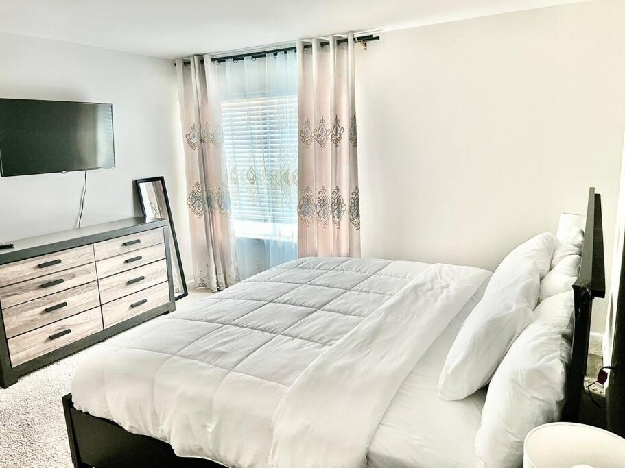 Spacious 4-Bedroom House,6Beds With Office Space Charlotte Bagian luar foto