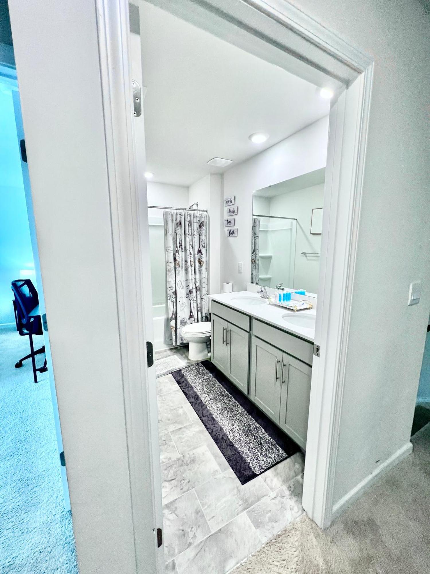 Spacious 4-Bedroom House,6Beds With Office Space Charlotte Bagian luar foto