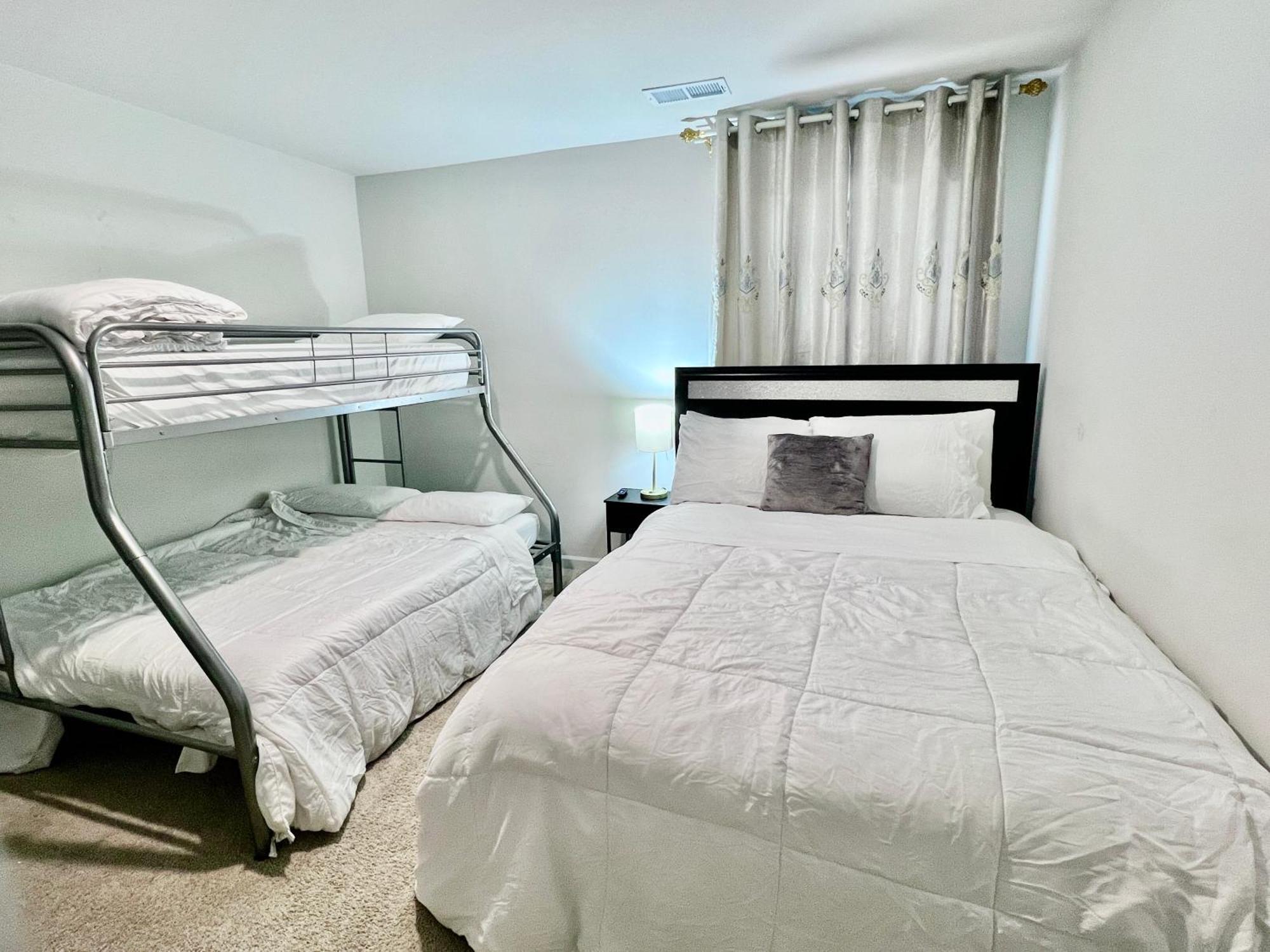Spacious 4-Bedroom House,6Beds With Office Space Charlotte Bagian luar foto