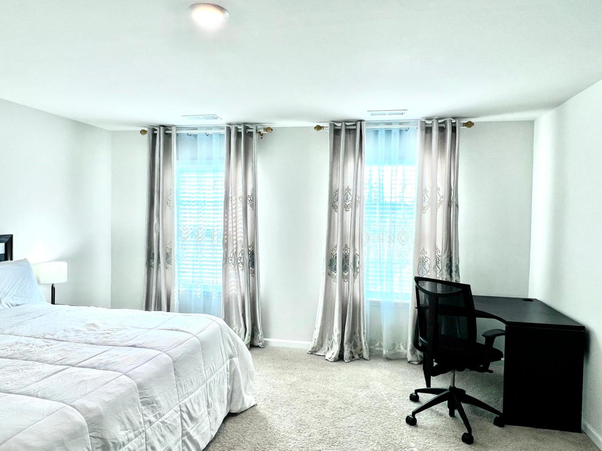 Spacious 4-Bedroom House,6Beds With Office Space Charlotte Bagian luar foto